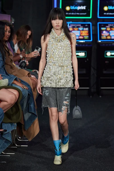 Look 17